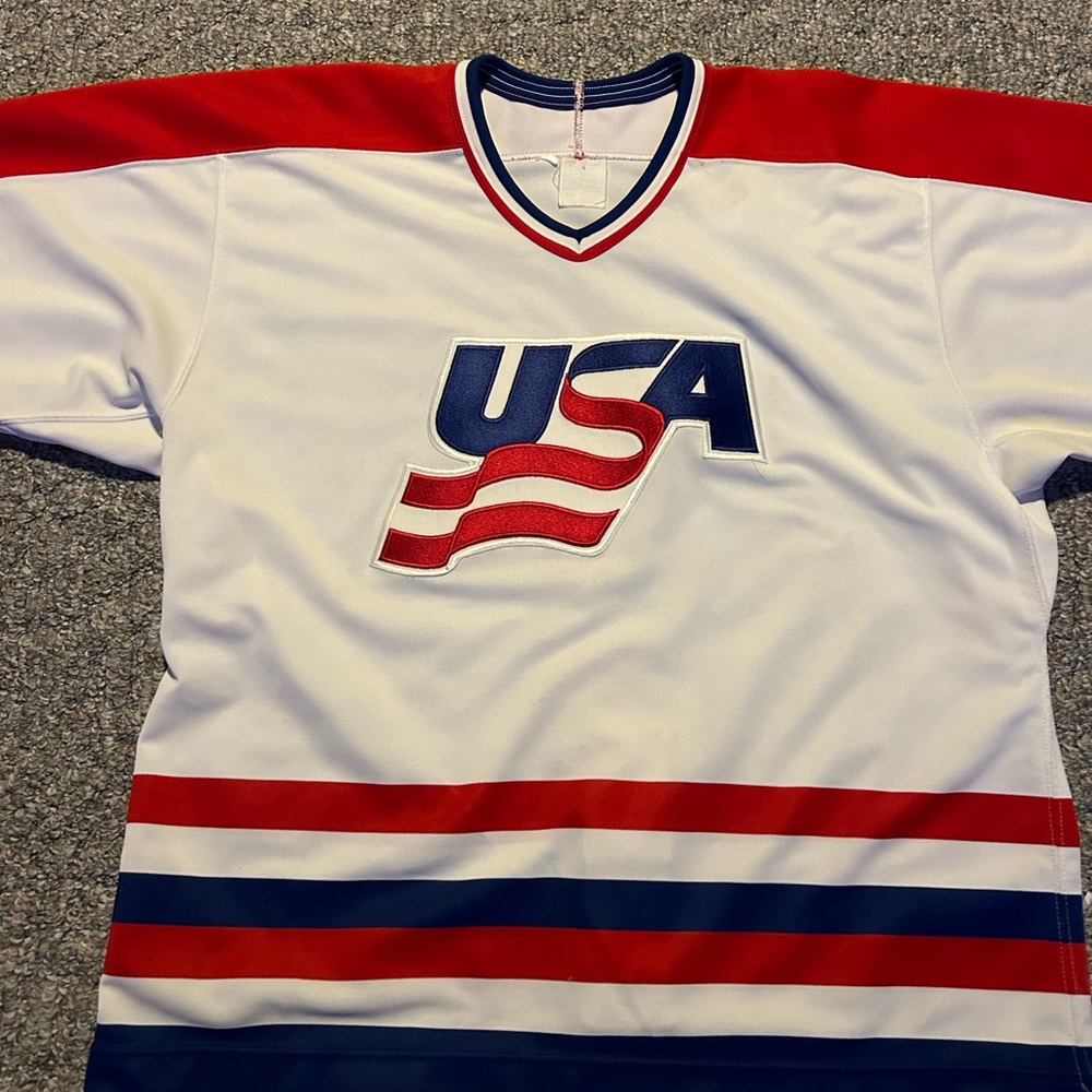 Authentic CCM 1988-92 Team USA Olympics hockey Jersey size 48 with fight strap
